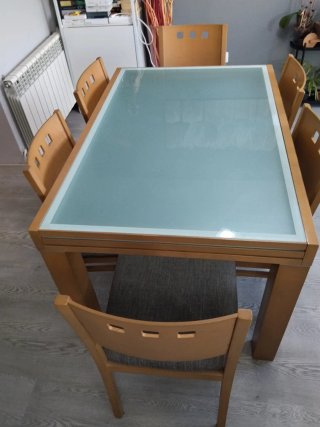Mesa de comedor de madera y cristal extensible
