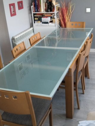 Mesa de comedor de madera y cristal extensible