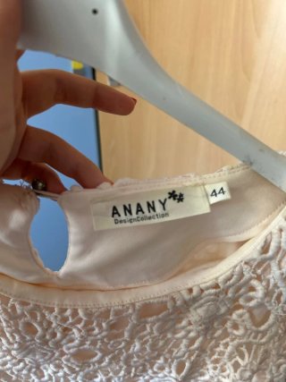 Vestido elegante beige encaje