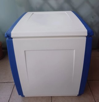 Baúl de plástico blanco y azul