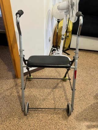 Andador con asiento y ruedas
