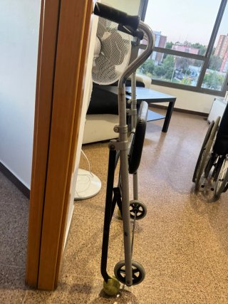 Andador con asiento y ruedas