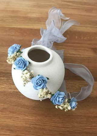 Corona de flores ceremonia azul y beige. Tiara
