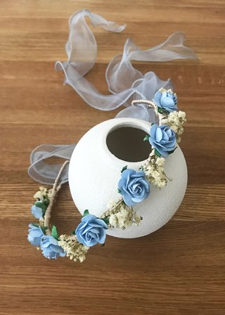 Corona de flores ceremonia azul y beige. Tiara