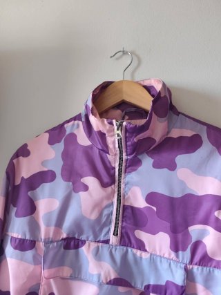 Cazadora cortavientos cropped estampado camuflaje