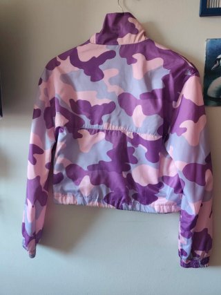 Cazadora cortavientos cropped estampado camuflaje
