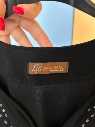 Camiseta negra con detalles brillantes