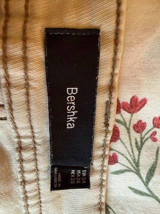 Pantalones cargo beige Bershka