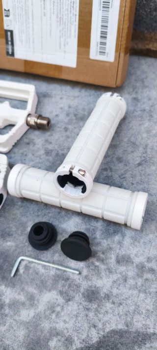 JUEGO DE SILLIN, PEDALES Y PUÑOS BLANCOS EN OFERTA