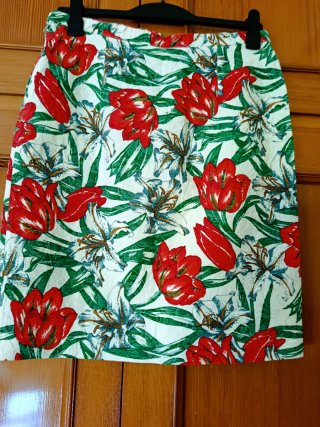 Falda estampada flores rojas y verdes