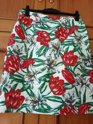 Falda estampada flores rojas y verdes