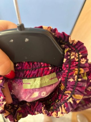 Blusa morada con estampado floral