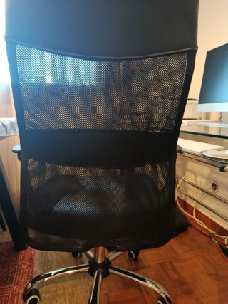 Sillón de oficina ergonómico con ruedas.