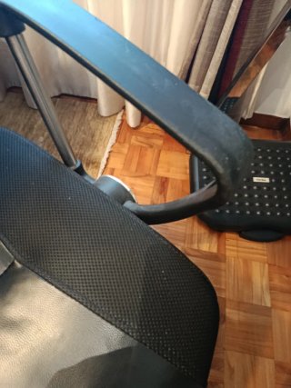 Sillón de oficina ergonómico con ruedas.