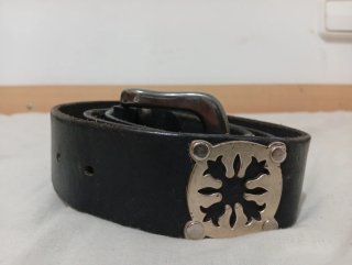 Cinturón de cuero negro