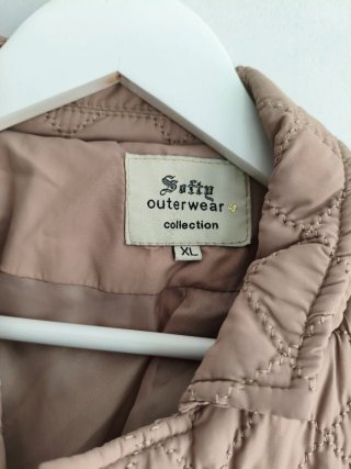 Chaqueta acolchada beige con bolsillos y botones