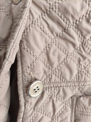 Chaqueta acolchada beige con bolsillos y botones