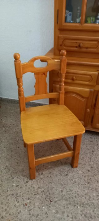 Juego de 4 sillas de madera