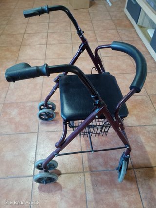 Andador con asiento y cesta