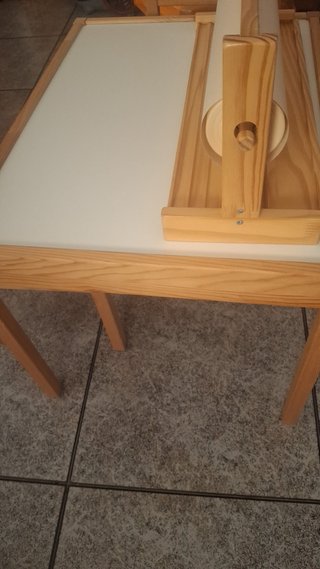 Mesa infantil con rollo de papel y sillón