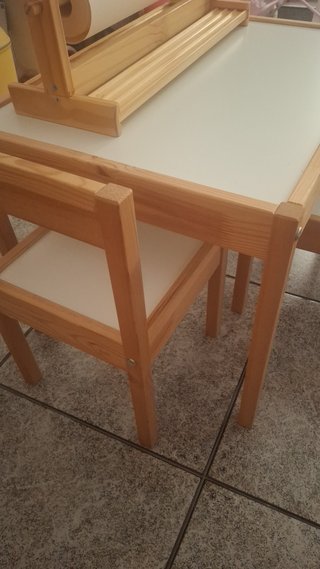Mesa infantil con rollo de papel y sillón