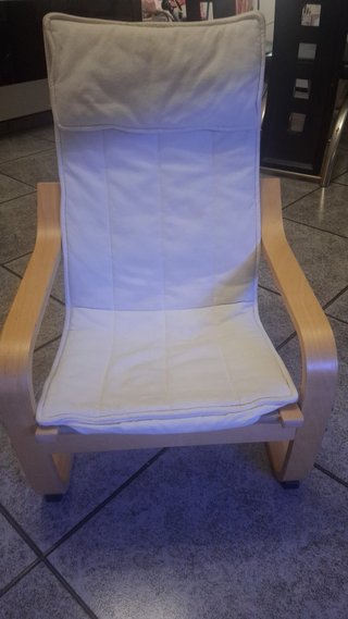 Mesa infantil con rollo de papel y sillón