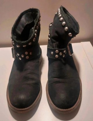 Stivaletti donna neri con borchie
