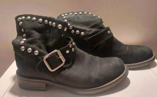 Stivaletti donna neri con borchie