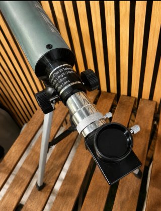 Telescopio astronómico con trípode