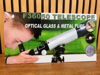 Telescopio astronómico con trípode
