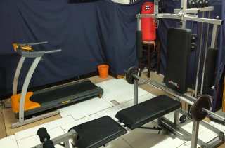 Gimnasio multifuncional con banco y saco
