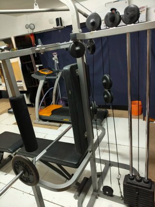 Gimnasio multifuncional con banco y saco
