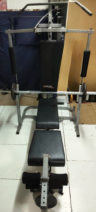 Gimnasio multifuncional con banco y saco