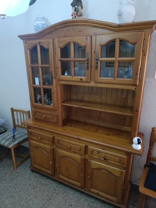 Mueble vitrina de madera y cristal
