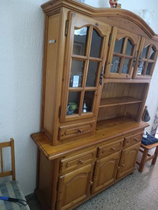 Mueble vitrina de madera y cristal
