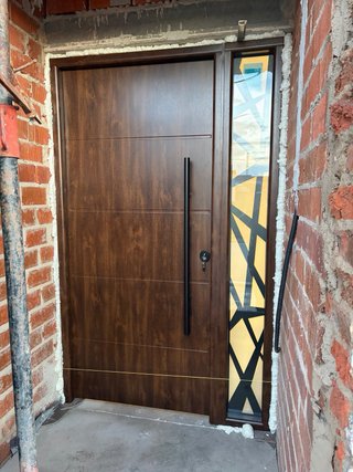 Puerta de entrada de madera con cristal