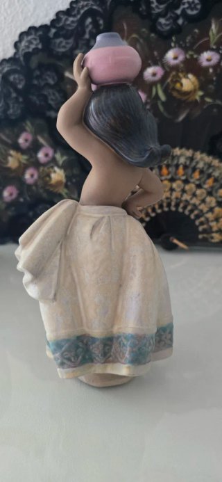 Figura Lladró Porcelana Mujer con Cántaro