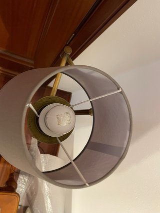 Lámpara de pie dorada con brazo articulado