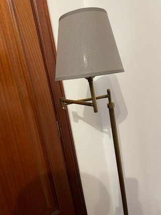 Lámpara de pie dorada con brazo articulado