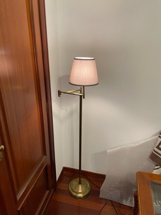 Lámpara de pie dorada con brazo articulado