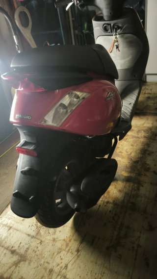 Moto Scooter Roja y Negra 4T