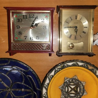 Lote Vintage: Relojes y Platos Decorativos