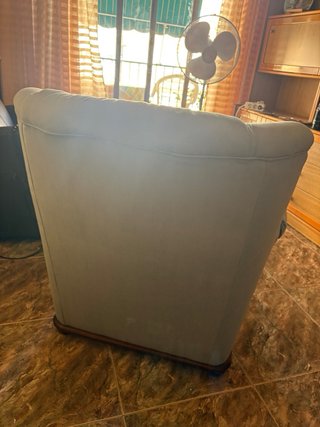 Sillón tapizado azul y madera
