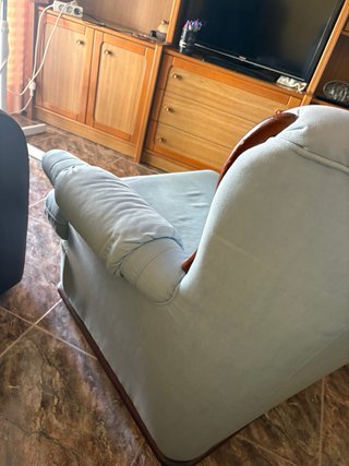 Sillón tapizado azul y madera