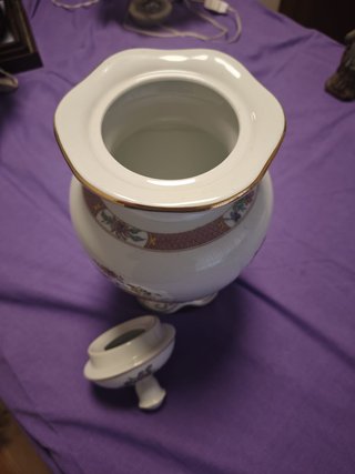 Jarrón de porcelana blanco y dorado