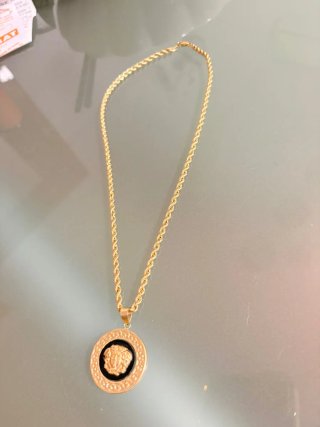 Cadena de oro con colgante versace
