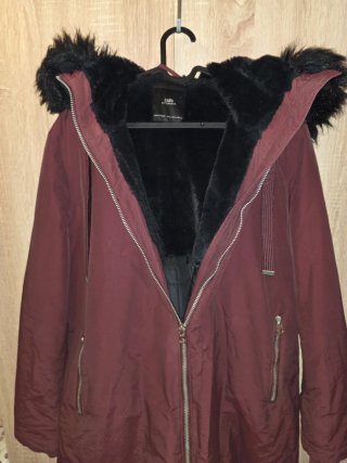 Cazadora Zara roja con capucha y pelo
