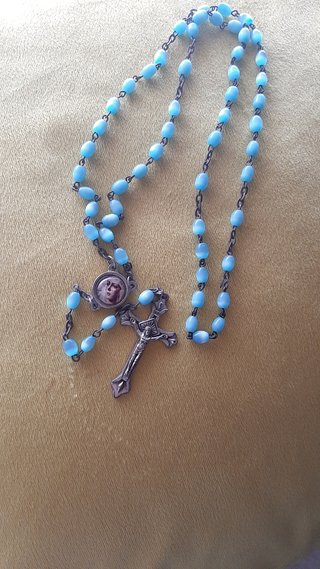 Rosario azul con medalla y cruz