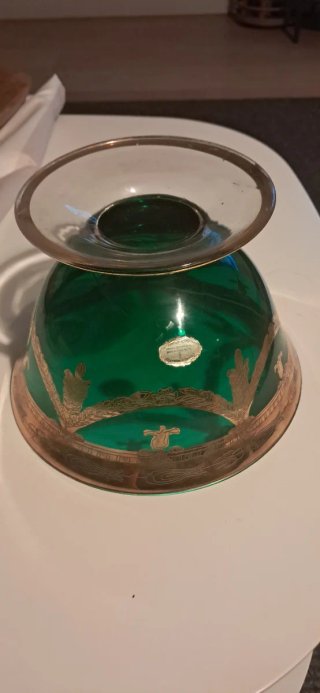 Fuente de cristal verde Murano, bordes dorados.