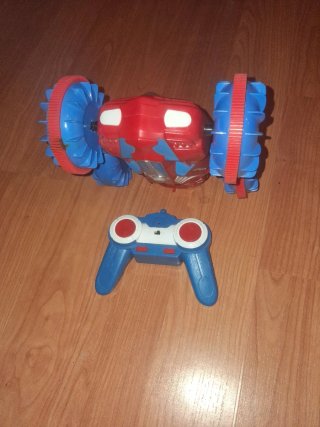 Coche de juguete rojo y azul